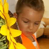 Kind mit sonnenblume